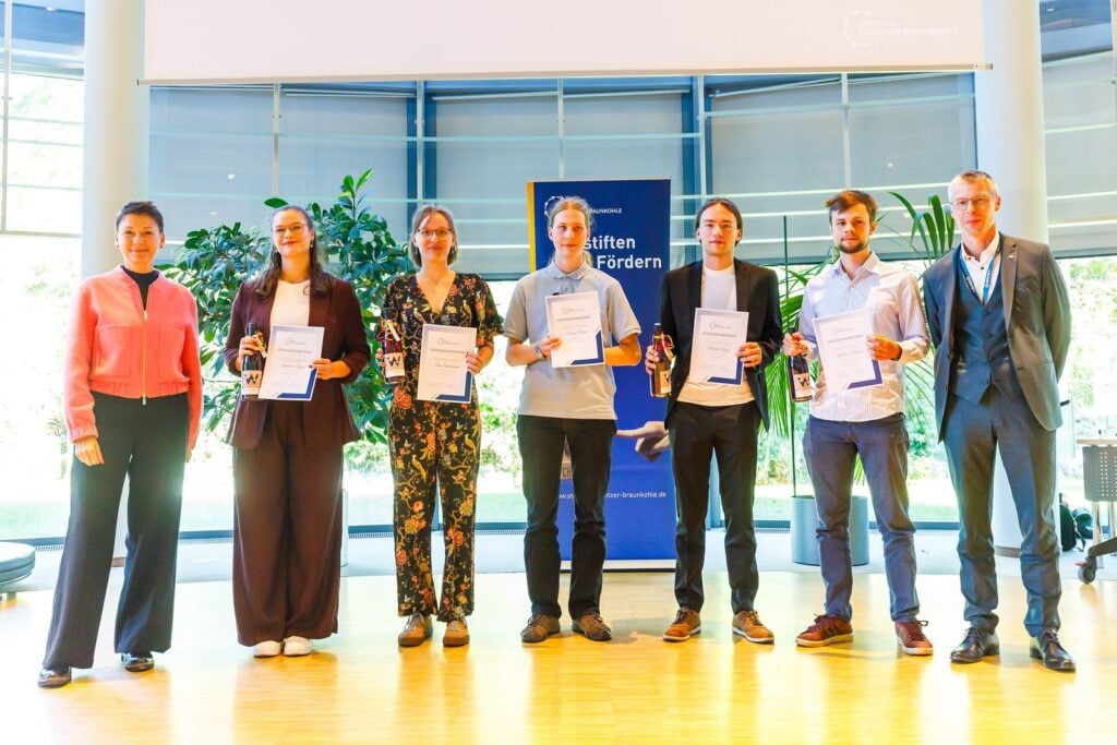 Stipendiatinnen und Stipendiaten der Stiftung Lausitzer Braunkohle mit ihren Urkunden