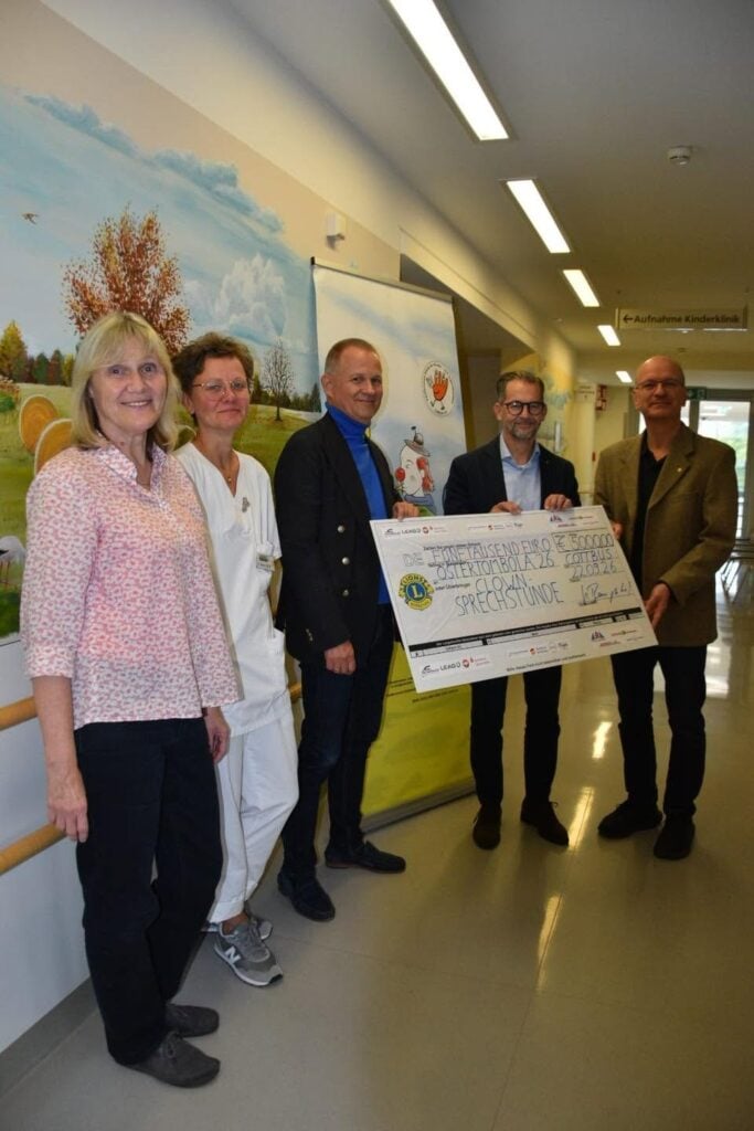 Vertreter des Lions Club Cottbus und der Kinderklinik mit dem Scheck über 5.000 Euro für die Clownsprechstunde