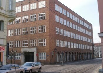 Rathaus der Stadt Cottbus am Neumarkt, Symbolbild zum Bericht über Alleinerziehende in Cottbus