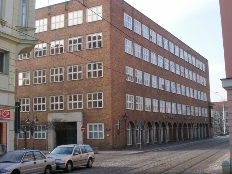 Rathaus der Stadt Cottbus am Neumarkt, Symbolbild zum Bericht über Alleinerziehende in Cottbus