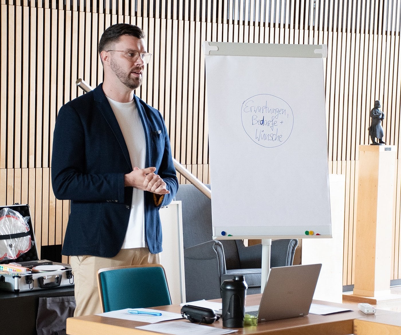 Projektleiter Lukas Zscherneck moderiert den Auftakt von RegioStrat im Bürgerzentrum Herzberg