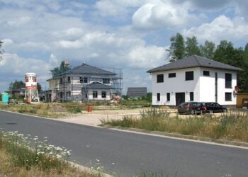 Einfamilienhäuser im Bau in der Waldparksiedlung Gallinchen, einem Wohngebiet aus den Cottbuser Bebauungsplänen seit 2015