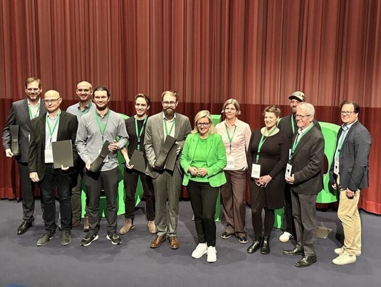 Preisträger des Brandenburger Innovationspreises 2026 mit Wirtschaftsministerin Martina Klement im fx.center Potsdam-Babelsberg
