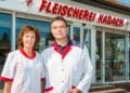 Per und Beate Kadach in Berufskleidung vor ihrer Fleischerei