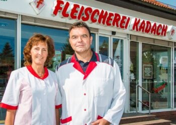Per und Beate Kadach in Berufskleidung vor ihrer Fleischerei