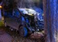 Beschädigter Transporter nach dem Aufprall an einem Baum in Motzen