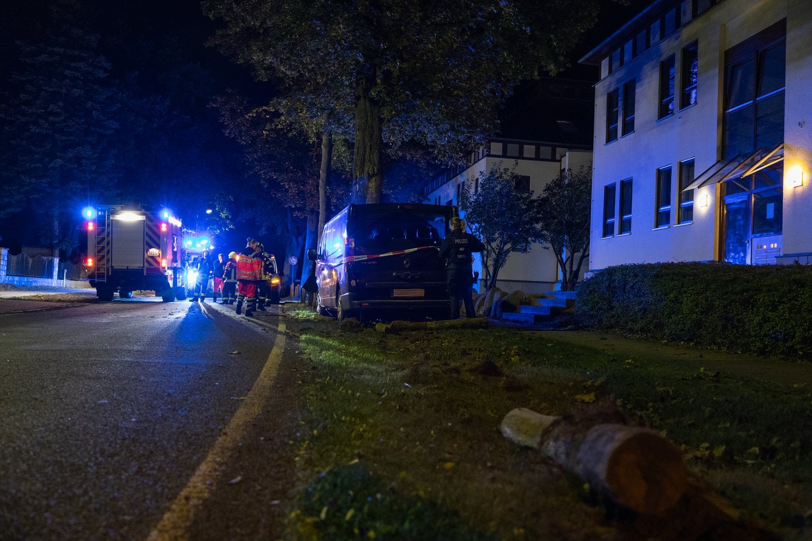 Abgesperrte Unfallstelle mit Transporter und Polizei auf der Bestenseer Straße in Motzen