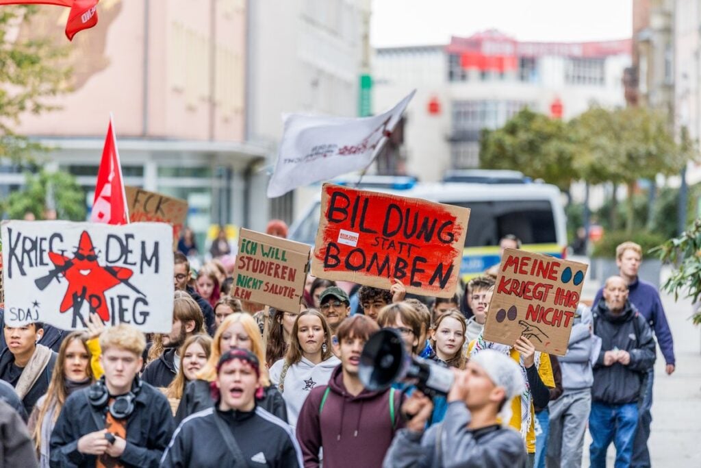 Demonstrationszug mit Schildern wie Bildung statt Bomben beim Schulstreik in Cottbus