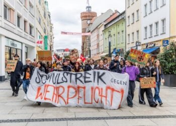Schulstreik in Cottbus, Schülerinnen und Schüler ziehen mit Transparent gegen die Wehrpflicht durch die Spremberger Straße