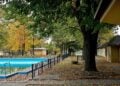 Schwimmbecken und Holzbauten des Sommerbads Vetschau unter Bäumen