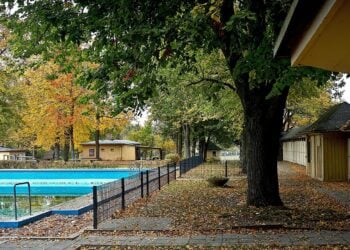 Schwimmbecken und Holzbauten des Sommerbads Vetschau unter Bäumen
