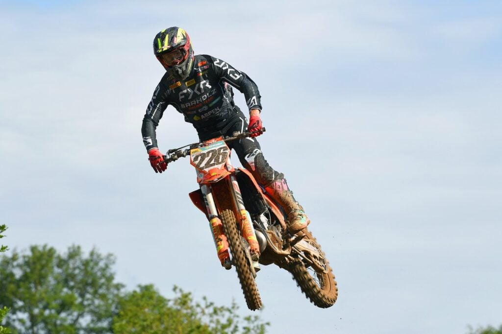 Motocross-Fahrer Tom Koch auf seiner Maschine im Rennen