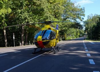 Rettungshubschrauber auf der gesperrten B156 bei Wolfshain