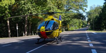 Rettungshubschrauber auf der gesperrten B156 bei Wolfshain
