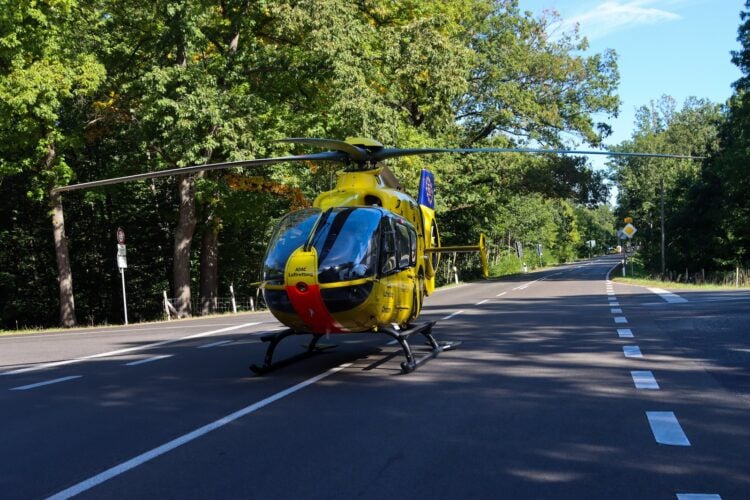 Rettungshubschrauber auf der gesperrten B156 bei Wolfshain