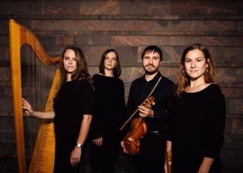 Vier Musikerinnen und Musiker des Ensembles Sospiratem mit Harfe, Geige und Blockflöte
