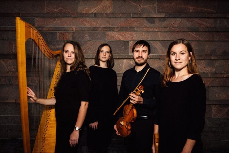 Vier Musikerinnen und Musiker des Ensembles Sospiratem mit Harfe, Geige und Blockflöte