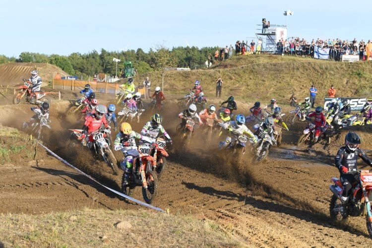 Start der Masters-Klasse beim Motocross in Fürstlich Drehna