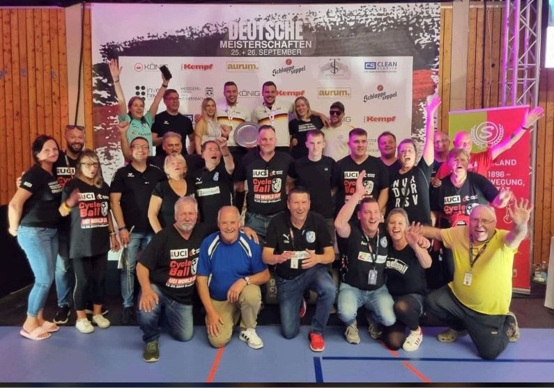 Mitglieder und Fans des RSV Großkoschen feiern mit der Meisterschale
