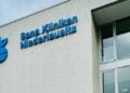 Fassade mit dem Schriftzug Sana Kliniken Niederlausitz