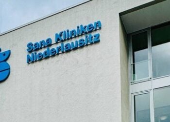 Fassade mit dem Schriftzug Sana Kliniken Niederlausitz