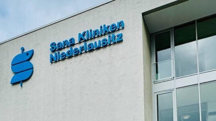 Fassade mit dem Schriftzug Sana Kliniken Niederlausitz