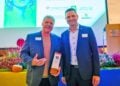 Robert Voigt von Böllhoff und Landrat Marcel Schmidt mit der Auszeichnung Ausbildungsstar 2026