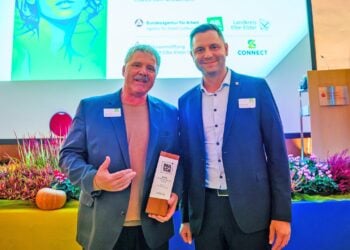 Robert Voigt von Böllhoff und Landrat Marcel Schmidt mit der Auszeichnung Ausbildungsstar 2026