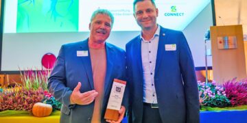 Robert Voigt von Böllhoff und Landrat Marcel Schmidt mit der Auszeichnung Ausbildungsstar 2026