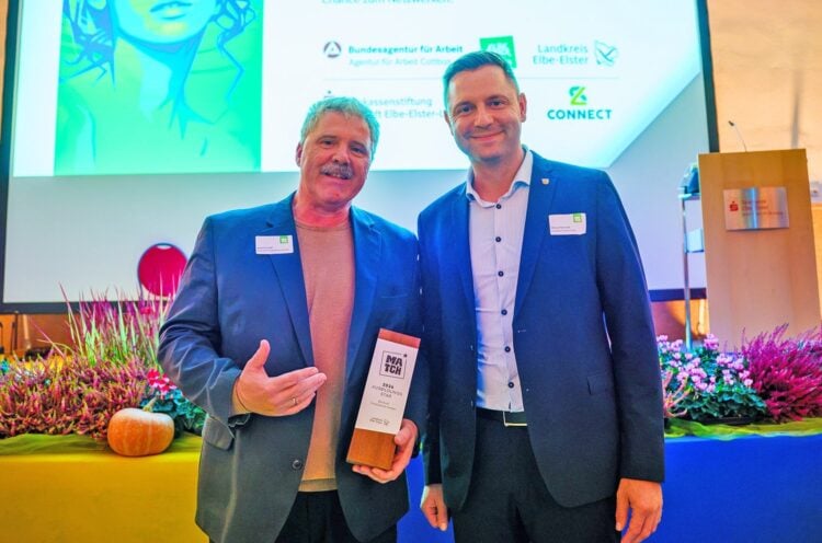 Robert Voigt von Böllhoff und Landrat Marcel Schmidt mit der Auszeichnung Ausbildungsstar 2026