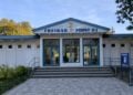 Eingangsgebäude des Freibads Forst mit Schriftzug