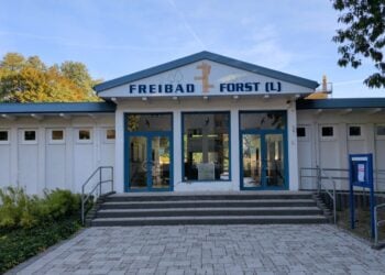 Eingangsgebäude des Freibads Forst mit Schriftzug