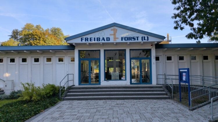 Eingangsgebäude des Freibads Forst mit Schriftzug