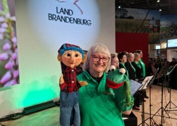 Karin Heym mit einer Handpuppe auf einer Bühne