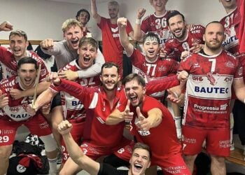 Jubelnde Handballer des LHC Cottbus in der Kabine nach dem Sieg auf Usedom