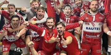Jubelnde Handballer des LHC Cottbus in der Kabine nach dem Sieg auf Usedom