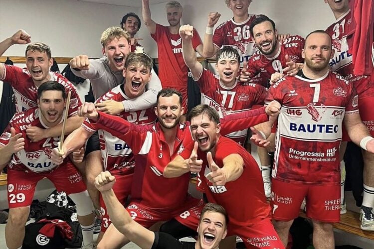 Jubelnde Handballer des LHC Cottbus in der Kabine nach dem Sieg auf Usedom