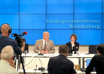 Medizinische Universität Lausitz: Eckhard Nagel und Adelheid Kuhlmey auf dem Podium der Landespressekonferenz