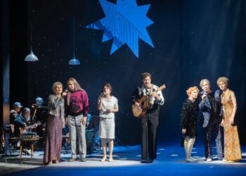 Ensemble und Band von Immer wieder wächst das Gras auf der Bühne des Staatstheaters Cottbus