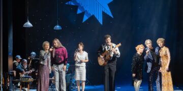 Ensemble und Band von Immer wieder wächst das Gras auf der Bühne des Staatstheaters Cottbus