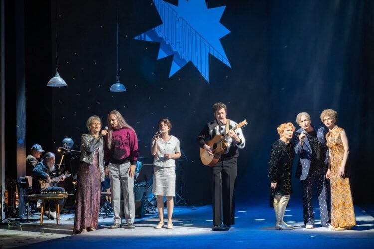 Ensemble und Band von Immer wieder wächst das Gras auf der Bühne des Staatstheaters Cottbus