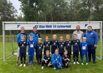 Die Waldkicker des SV Blau-Weiß 19 Lichterfeld mit ihren Trainern vor dem Tor