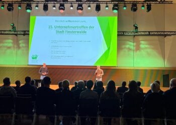 Unternehmertreffen in Finsterwalde, Bürgermeister Jörg Gampe und Torsten Drescher auf der Bühne der Kulturweberei