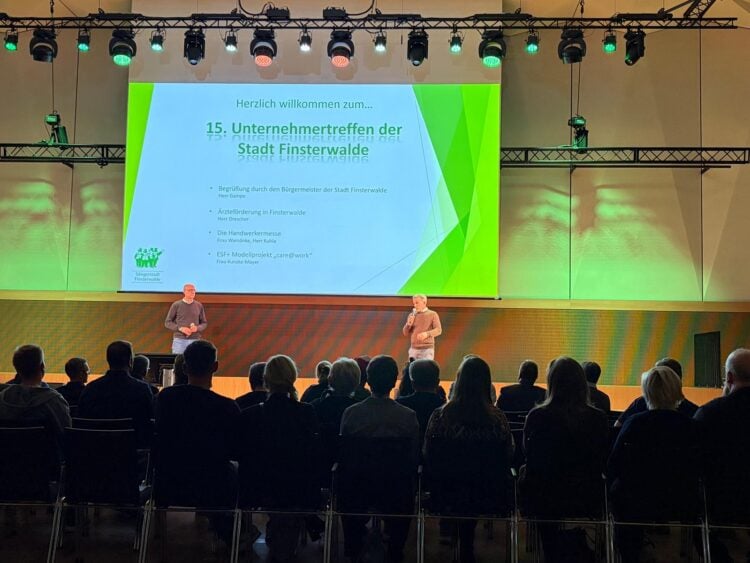 Unternehmertreffen in Finsterwalde, Bürgermeister Jörg Gampe und Torsten Drescher auf der Bühne der Kulturweberei