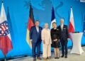 Landrat Sven Herzberger und Landtagspräsidentin Ulrike Liedtke vor den Flaggen Deutschlands, Frankreichs und Polens