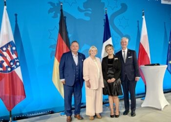 Landrat Sven Herzberger und Landtagspräsidentin Ulrike Liedtke vor den Flaggen Deutschlands, Frankreichs und Polens