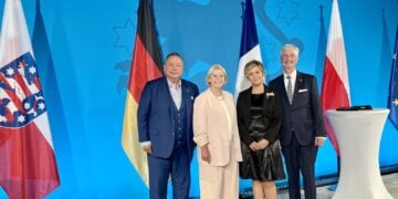 Landrat Sven Herzberger und Landtagspräsidentin Ulrike Liedtke vor den Flaggen Deutschlands, Frankreichs und Polens