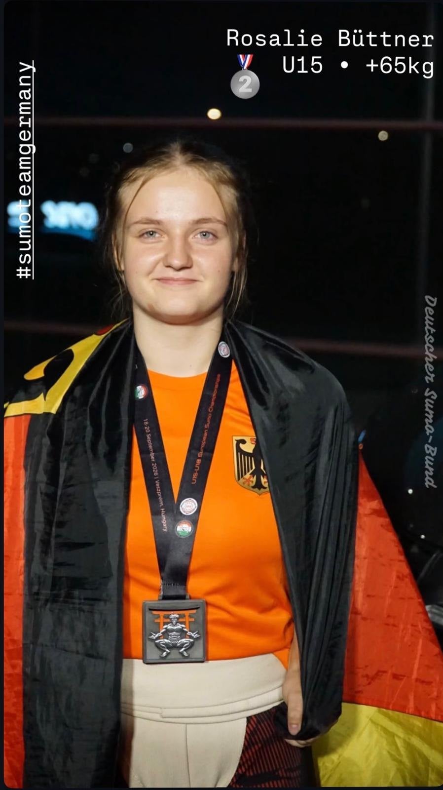 Rosalie Büttner mit ihrer Silbermedaille in der U15