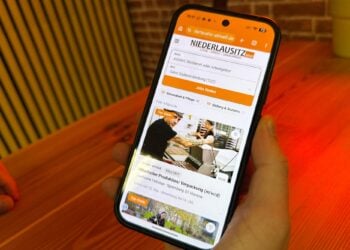 Smartphone mit der Stellenbörse von NIEDERLAUSITZ aktuell: Suchfeld, Bereiche und Top-Stellen