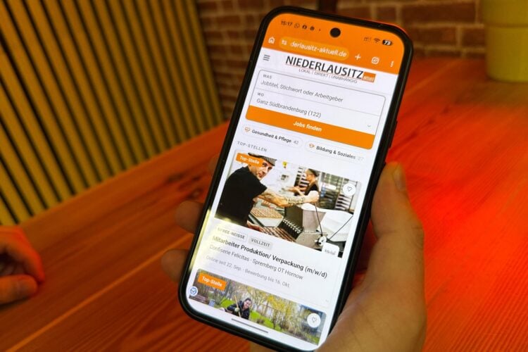 Smartphone mit der Stellenbörse von NIEDERLAUSITZ aktuell: Suchfeld, Bereiche und Top-Stellen